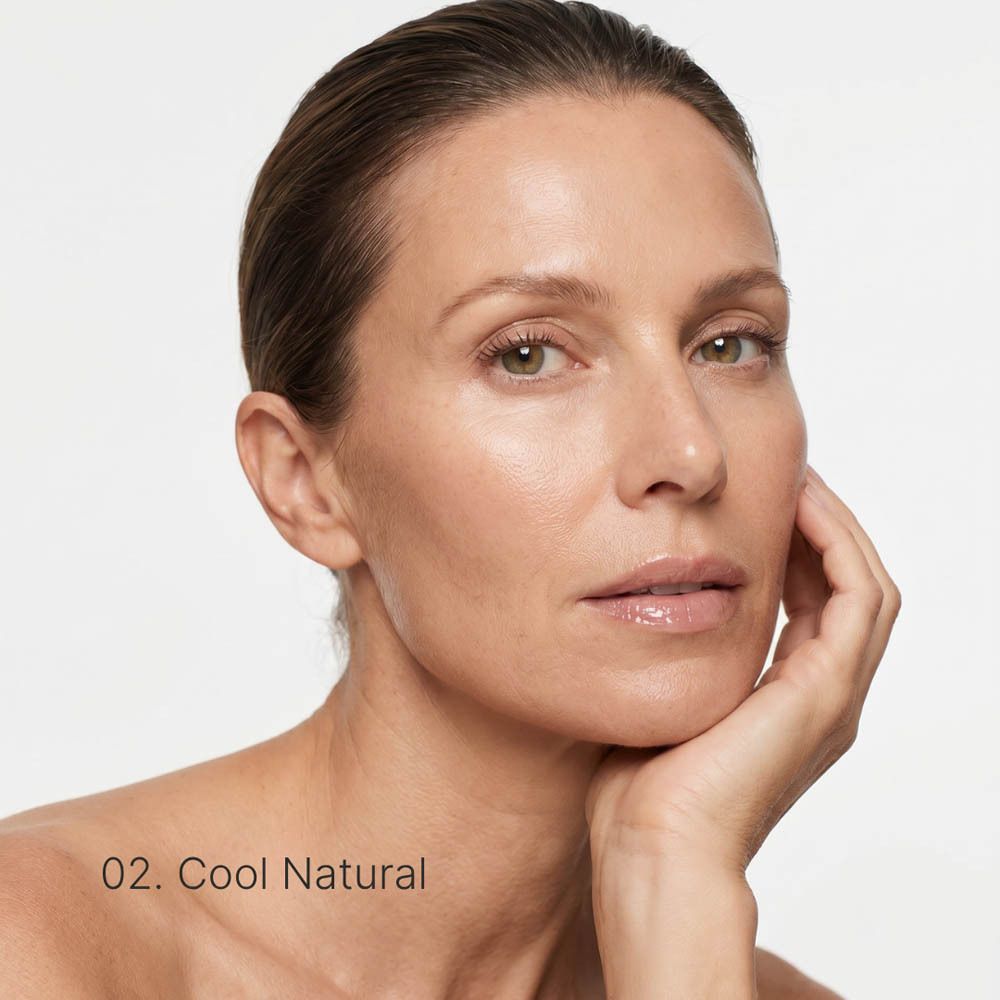 Fles: Couleurs de Noir Serum Foundation SPF30 02. Dermatologisch getest, minerale pigmenten, natuurlijke ingrediënten, vegan.