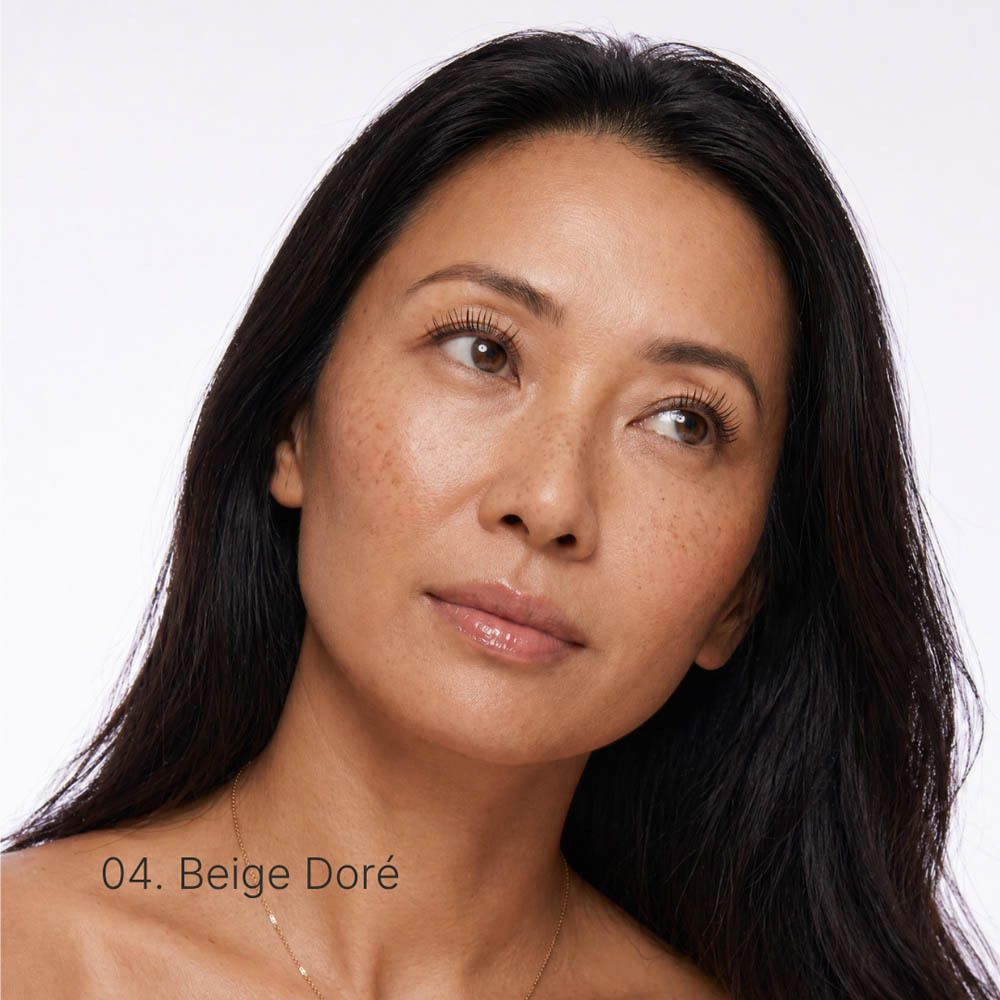 Portrait d'une femme portant le Couleurs de Noir Serum Foundation SPF30 04 Beige Doré.