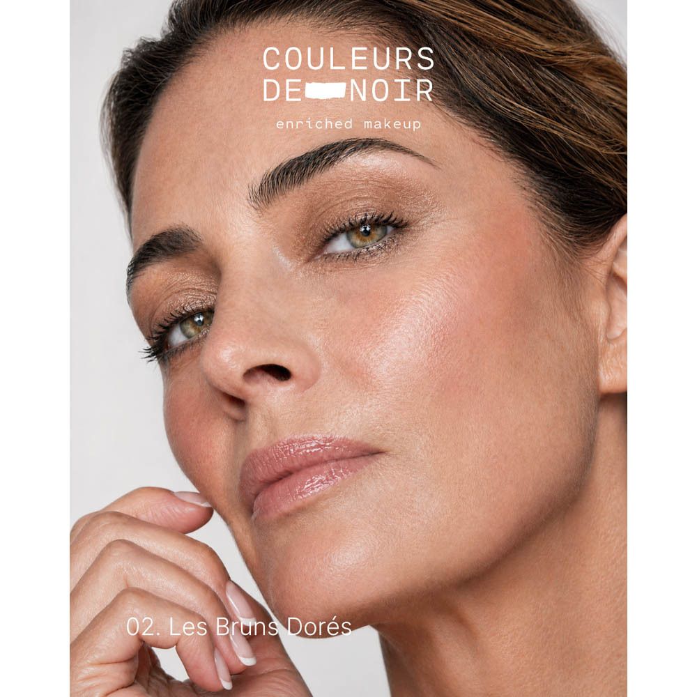 Close-up van een vrouw die het oogschaduwpalet "Couleurs De Noir Les Palettes 9g" draagt.