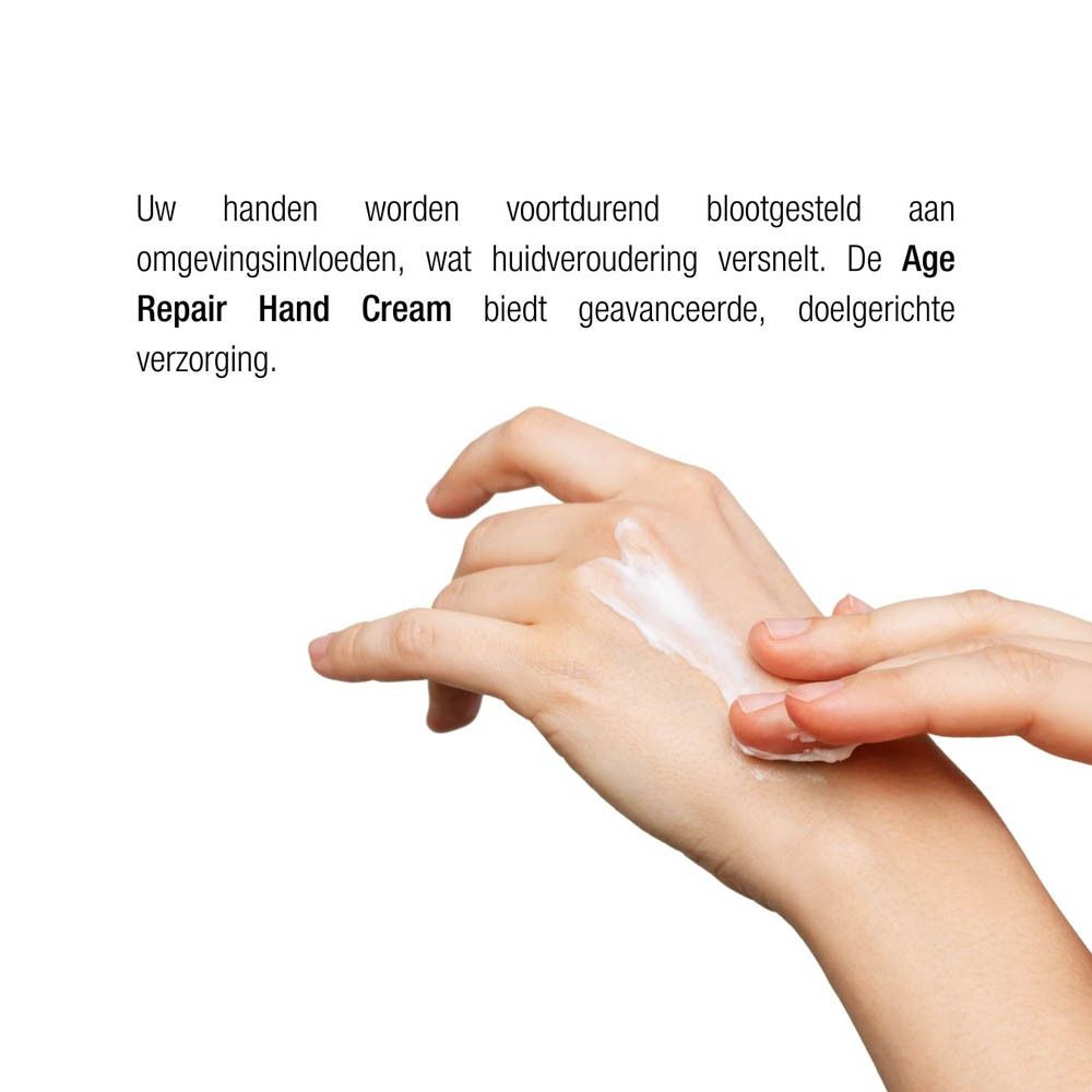 Hand die crème aanbrengt. Tekst: gebruiksinformatie.