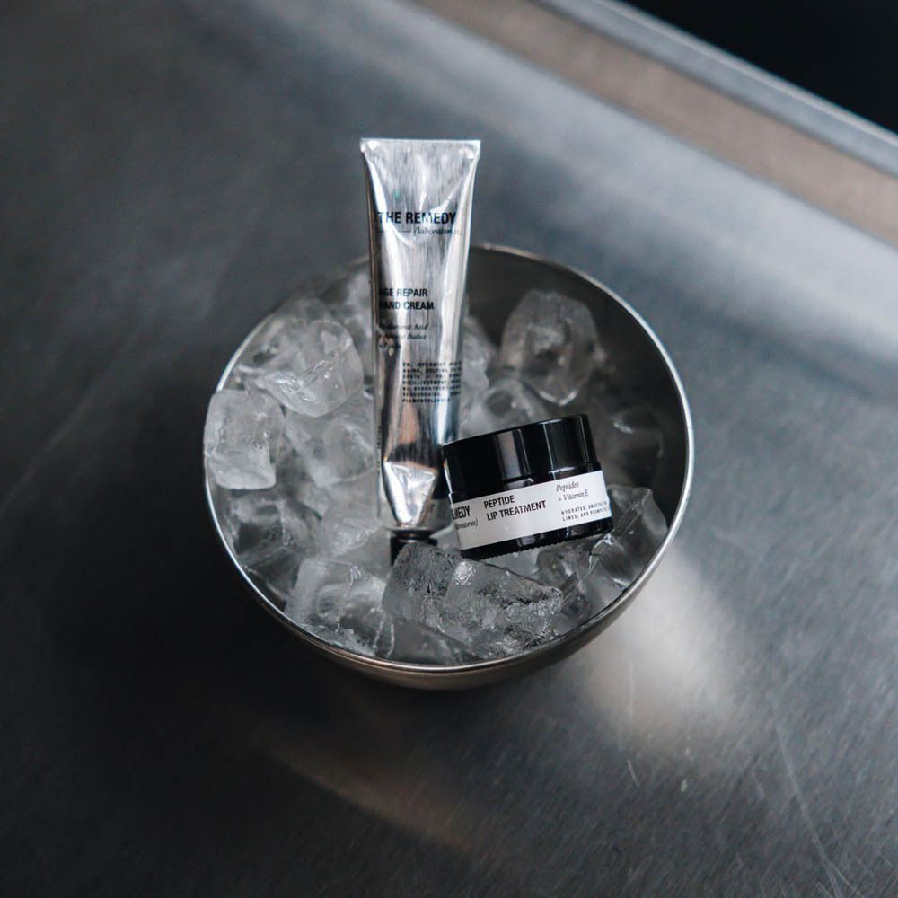 Product in ijsblokjes. Bevat een tube en een pot.