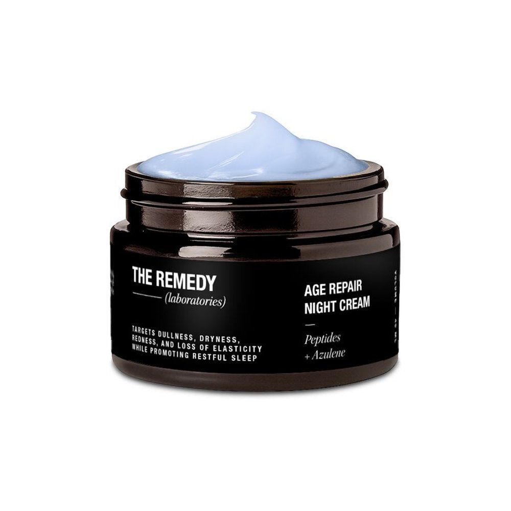 Pot met blauwe crème. Tekst: THE REMEDY, AGE REPAIR NIGHT CREAM. Bevat peptiden + azulene.