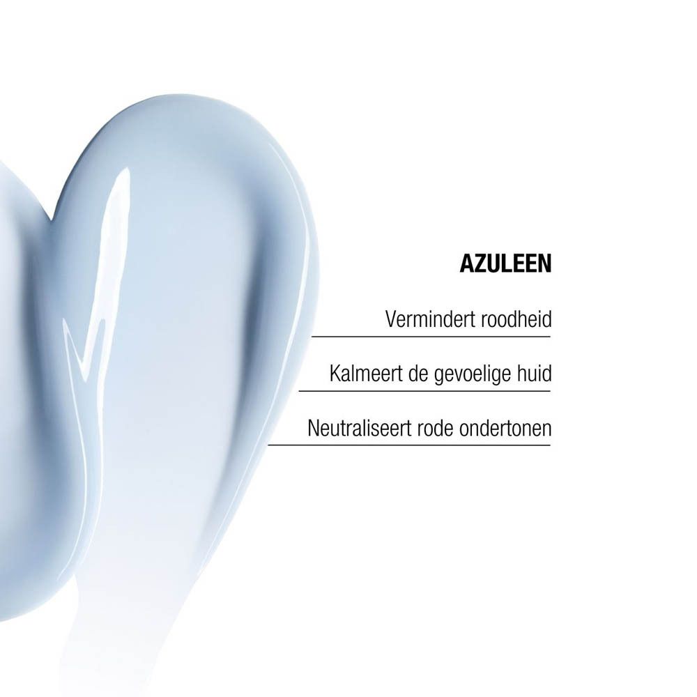 Close-up van azulene crème. Nederlandse tekst: Vermindert roodheid, kalmeert de gevoelige huid.