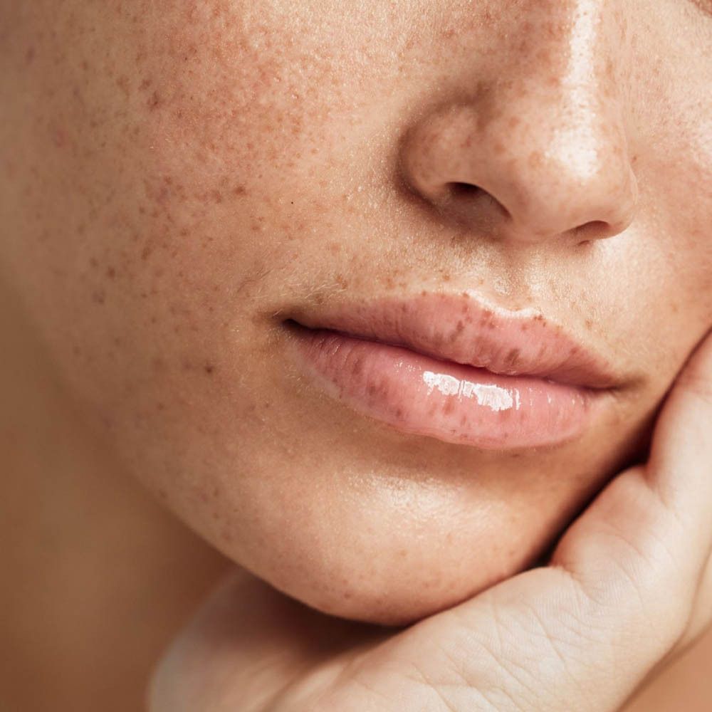 Lippen van een persoon. De lippen zijn bedekt met een product.