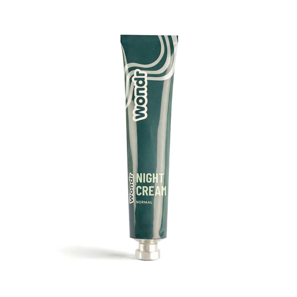 Tube vert avec inscription blanche "Wondr Night Cream Normal".