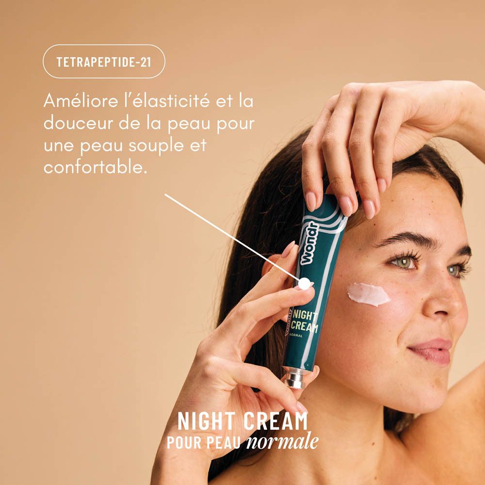Femme appliquant de la crème, texte "Night Cream pour peau normale".
