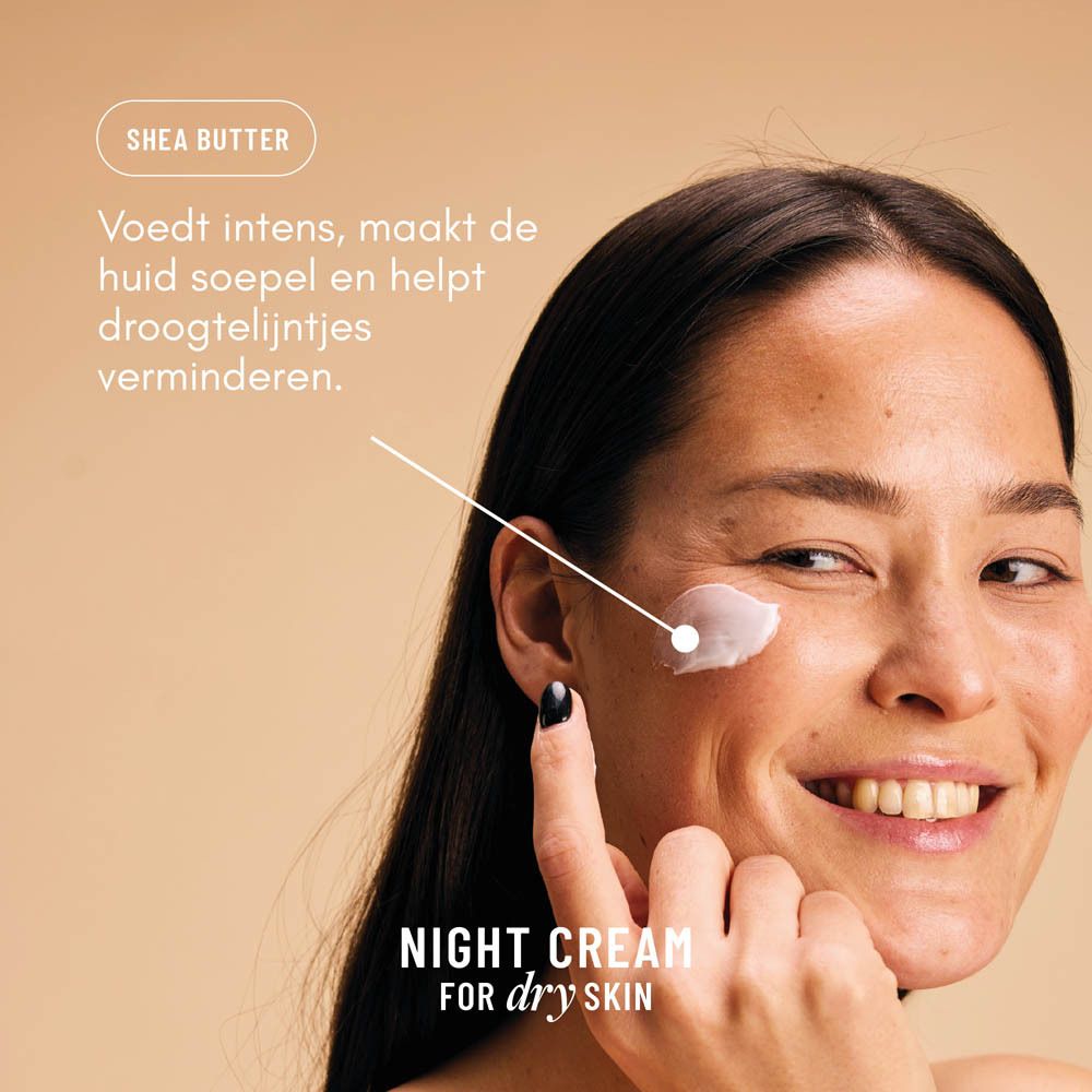 Vrouw houdt een lila tube vast. Tekst: "Wondr Night Cream Dry Skin".