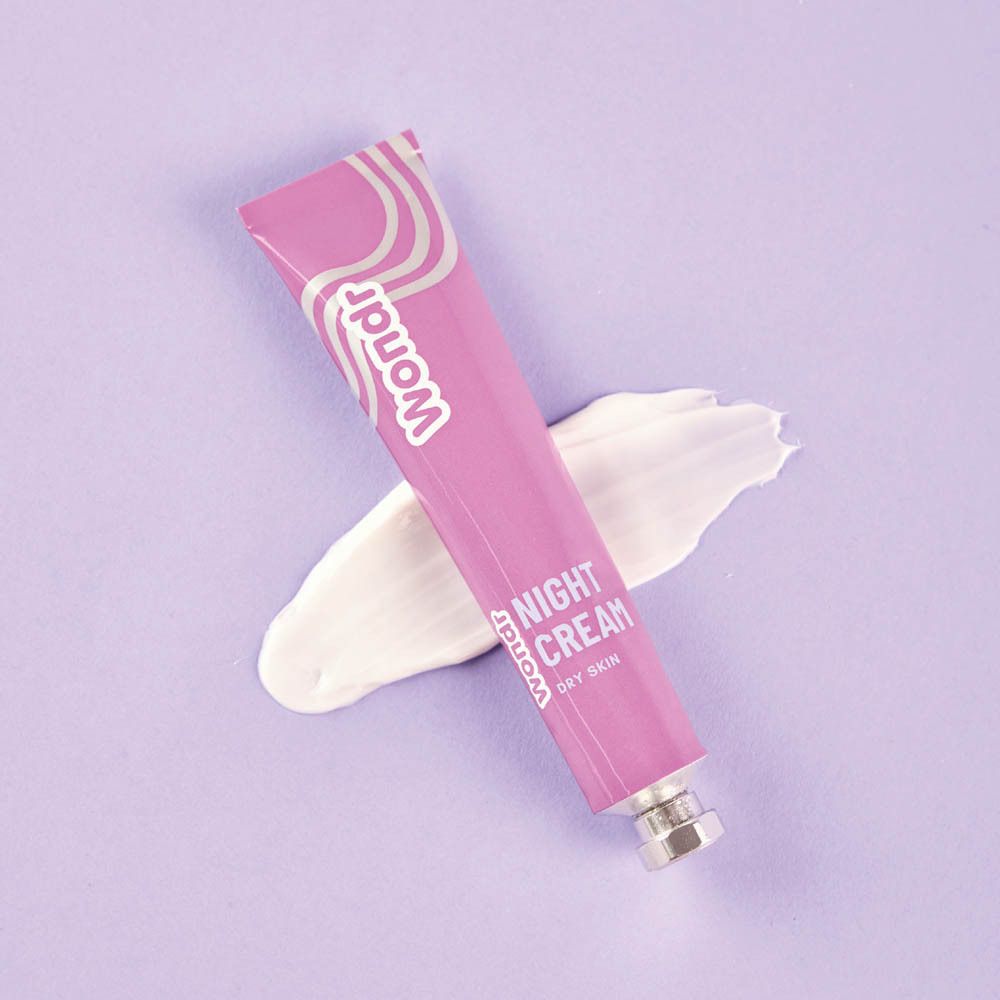Lila tube met witte tekst "Wondr" en "Night Cream Dry Skin". Crème ernaast.
