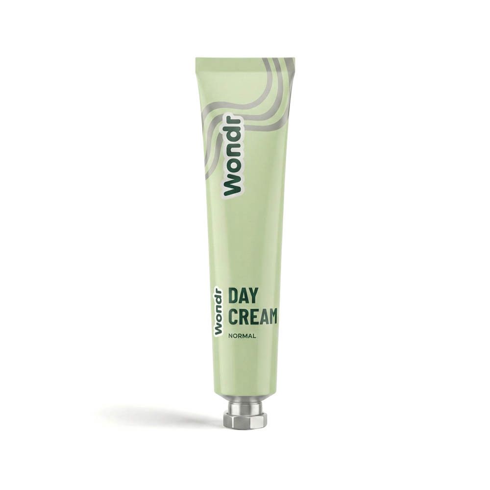 Lichtgroene tube met opschrift: Wondr, Day Cream, Normal. Zilveren dop.