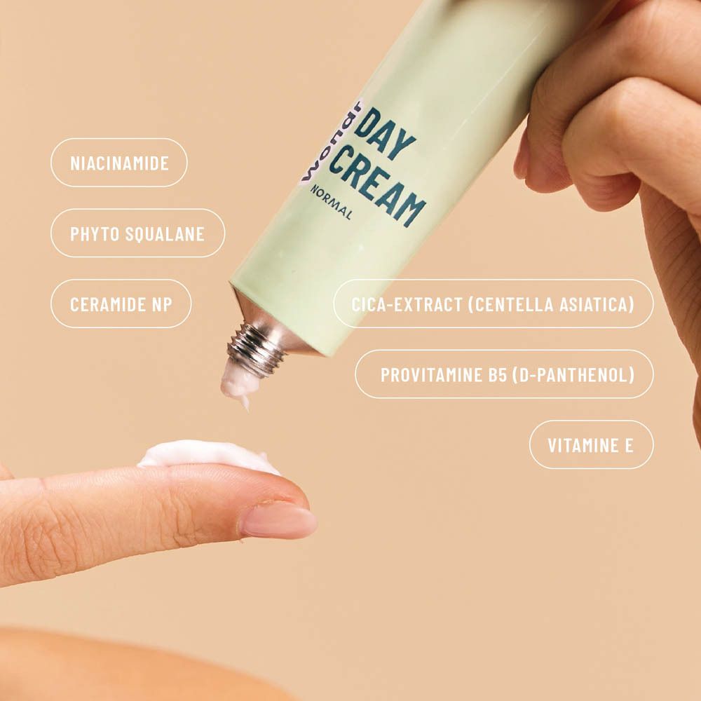 Hand die crème uit tube drukt. Tekst: Ingrediënten.