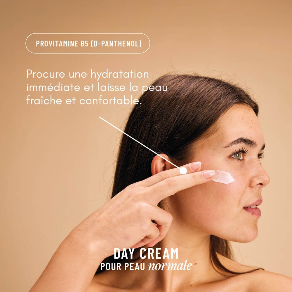 Femme appliquant de la crème. Texte : Provitamine B5. Day Cream.