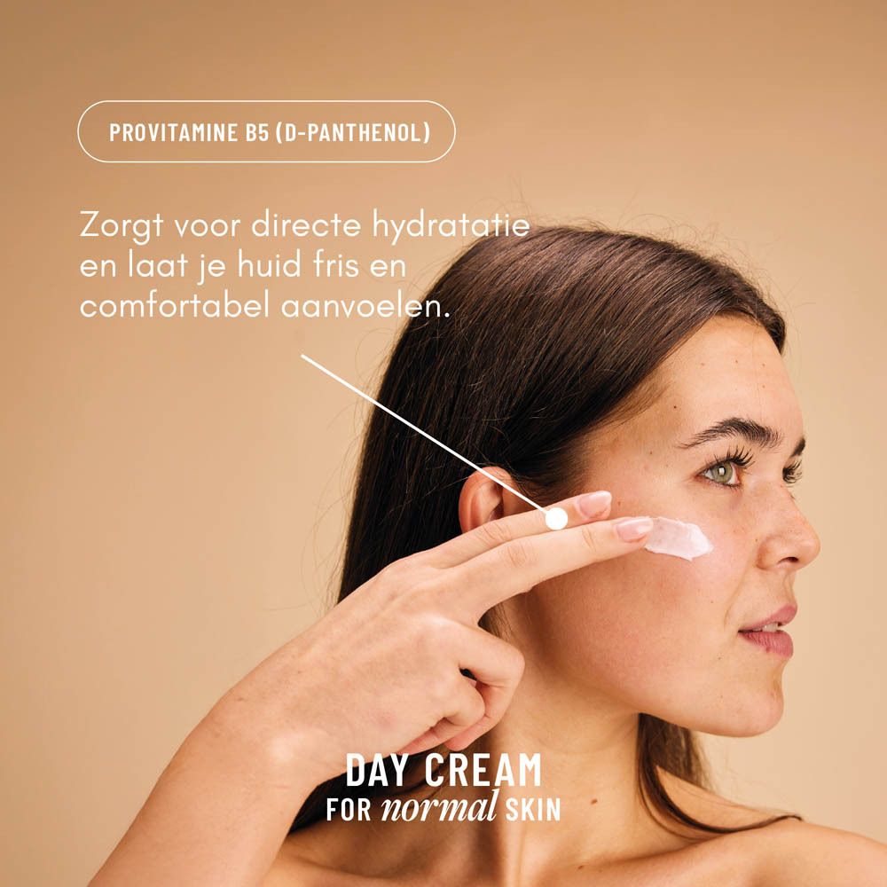 Vrouw brengt crème aan. Tekst: Pro-vitamine B5. Day Cream.