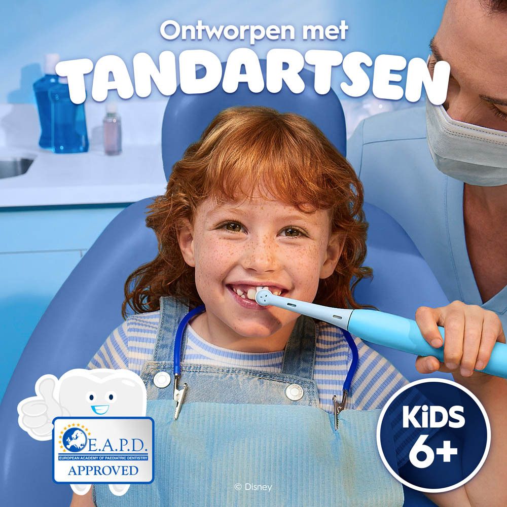 Kind poetst tanden met tandenborstel. Tandarts op de achtergrond. Tekst: Ontworpen met tandartsen.
