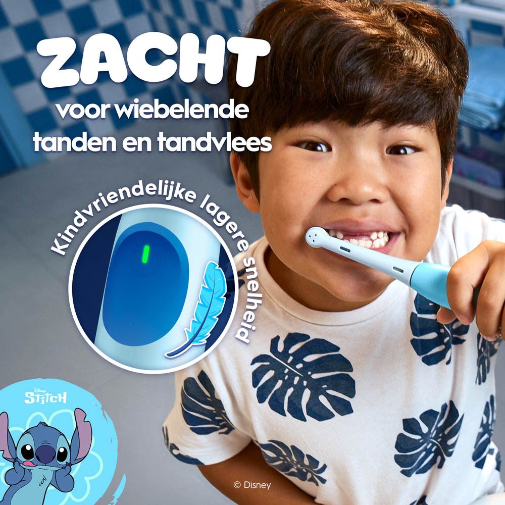 Kind poetst tanden met tandenborstel. Tekst: Zacht voor wiebelende tanden en tandvlees.