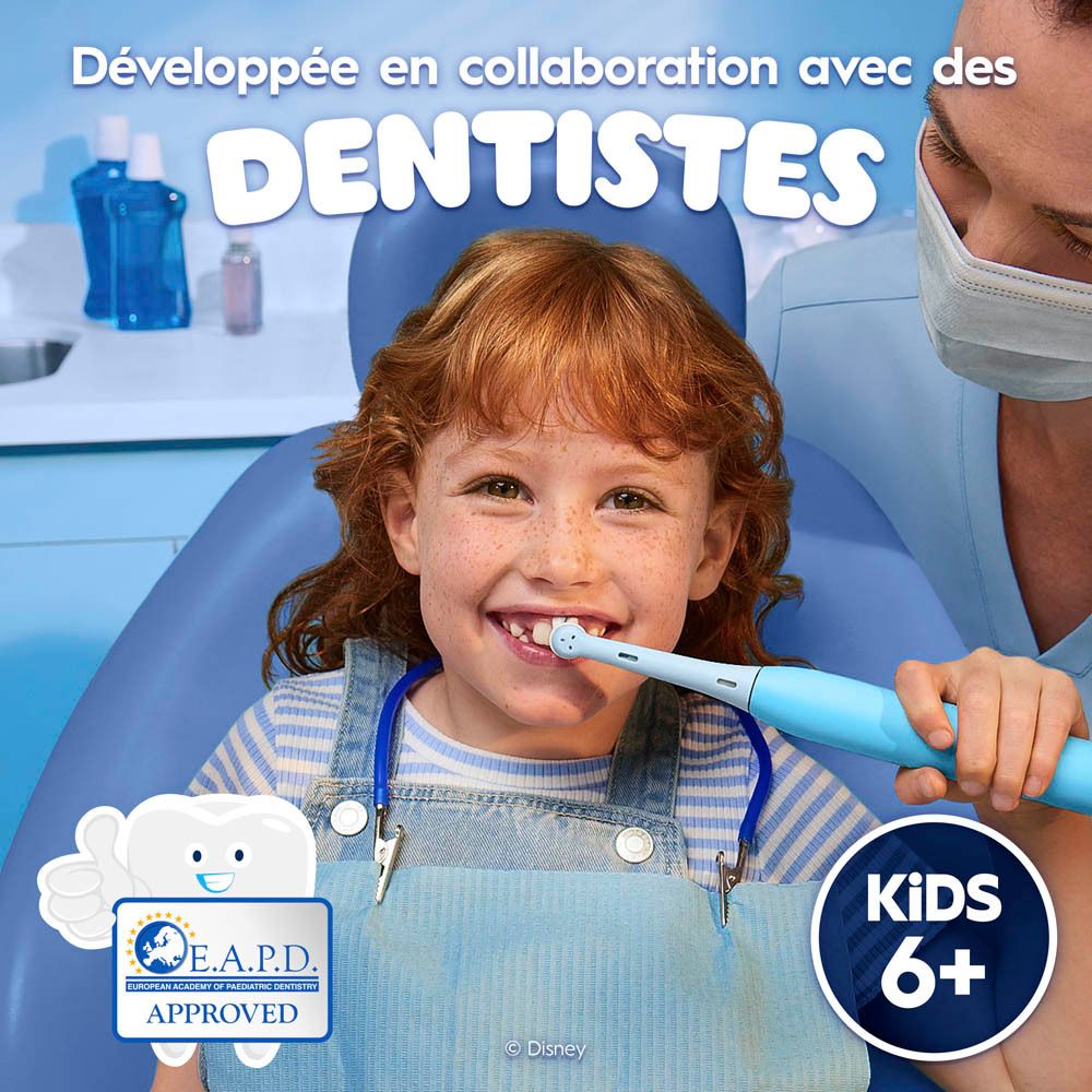 Dentiste examine un enfant avec une brosse à dents Oral-B iO Kids. Certification E.A.P.D.