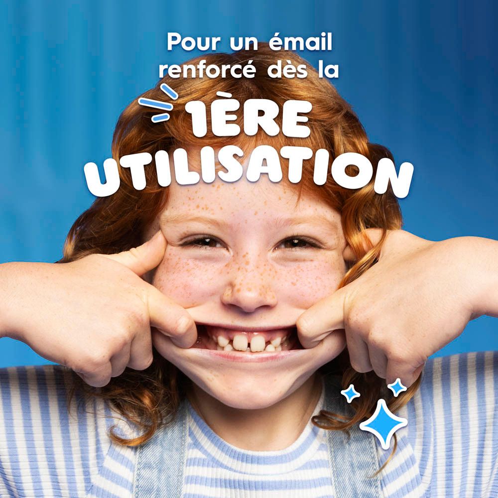 Enfant avec bouche ouverte. Texte : Pour un émail renforcé.