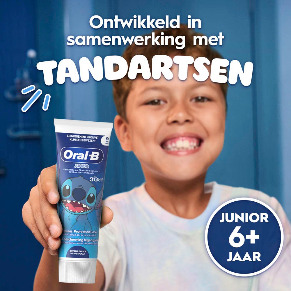 Jongen met tandpastatube. Oral-B Junior, 6+ jaar. Ontwikkeld met tandartsen.