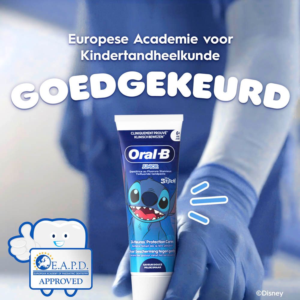 Tandpastatube in handschoenen. E.A.P.D. Approved. Europese Academie voor Kindertandheelkunde.