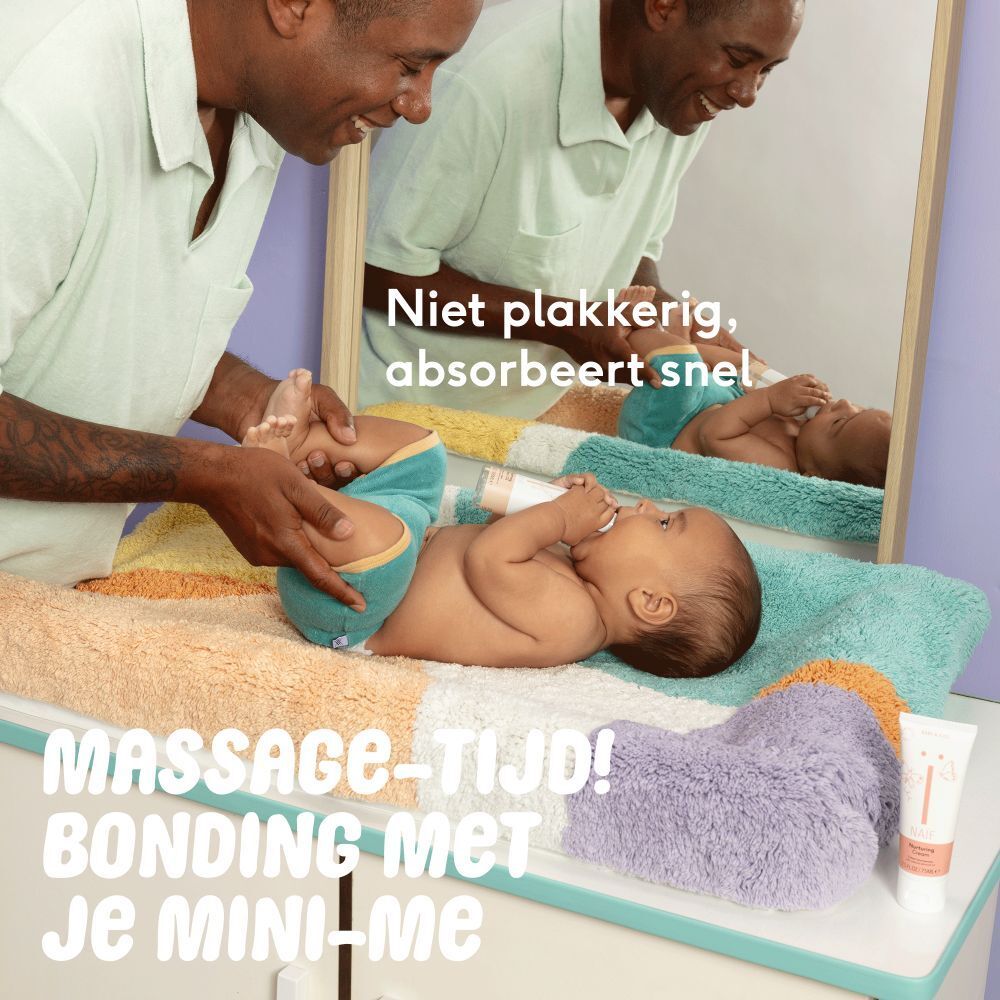 Un homme et un bébé devant un miroir. Inscription : Massage-tijd! Bonding met Je mini-me.
