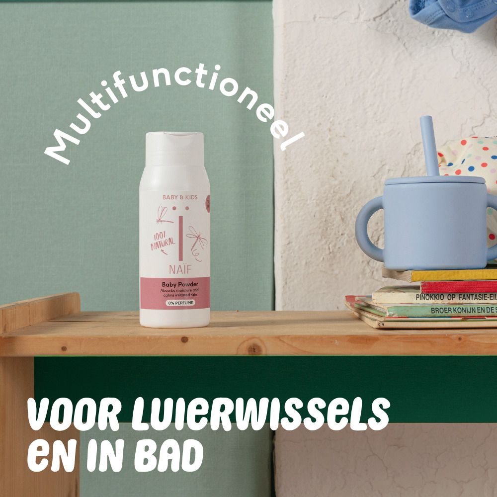 Naïf Baby Powder fles op plank. Tekst: Multifunctioneel, voor luierwissels en in bad.