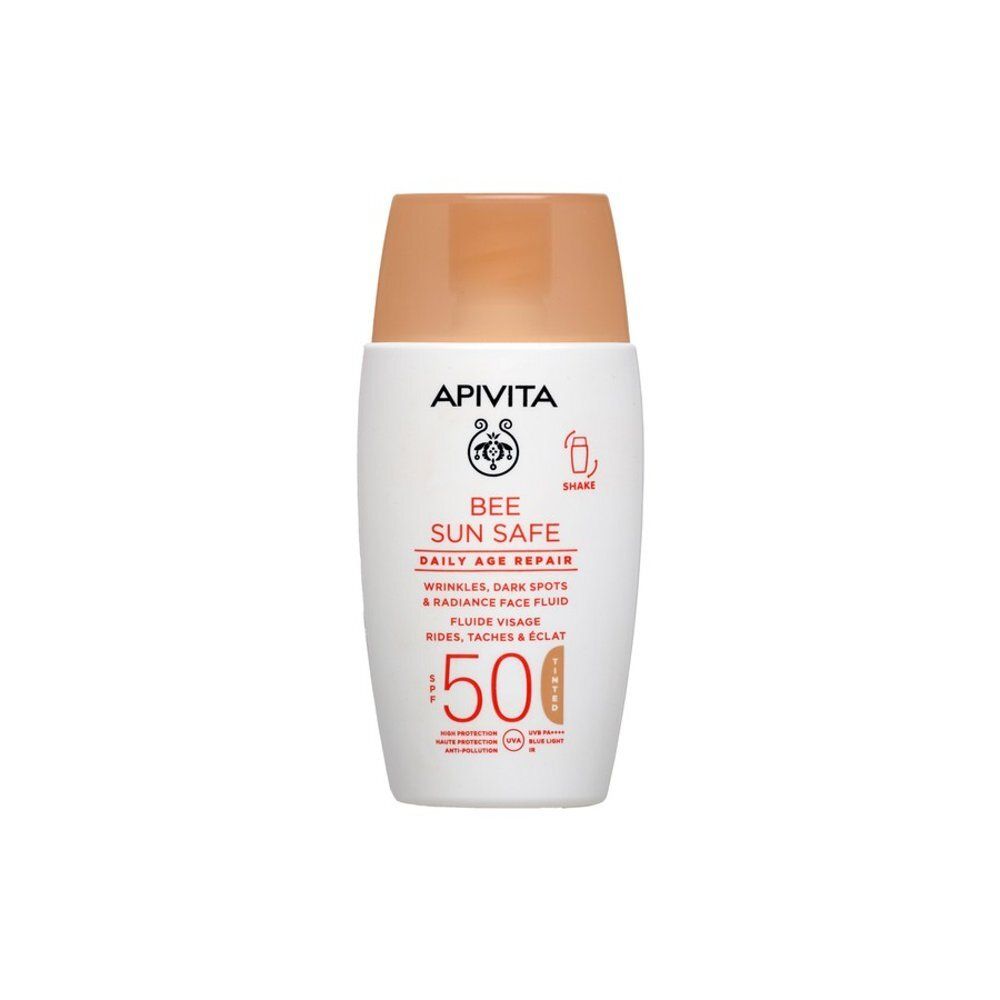 Witte fles met beige dop. Opschrift: APIVITA BEE SUN SAFE. Tekst: DAILY AGE REPAIR, SPF 50. Productnaam.