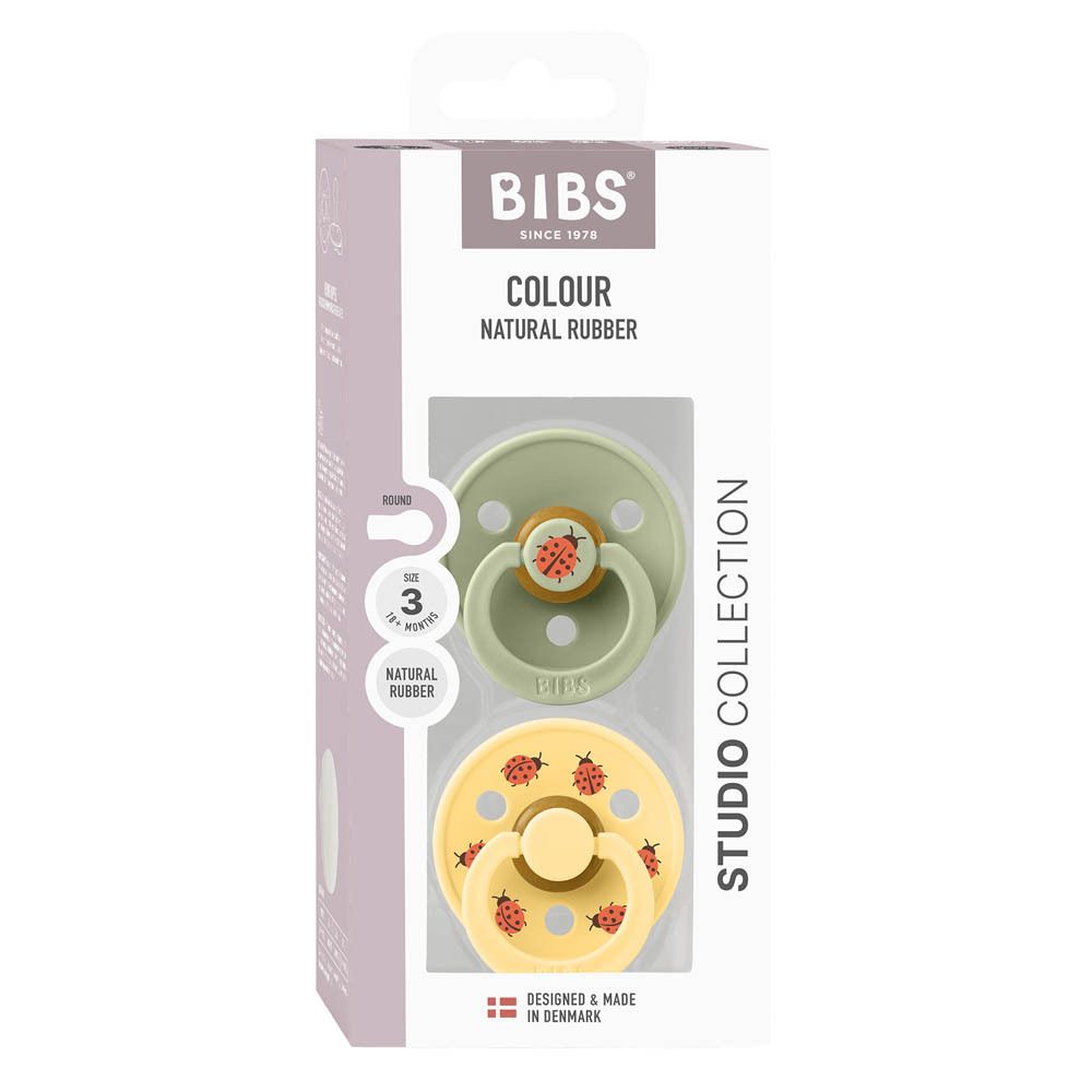Verpakking met twee BIBS Studio Collection fopspenen. Kleuren Lady Sage en Butter. Voor 18+ maanden. Natuurrubber.