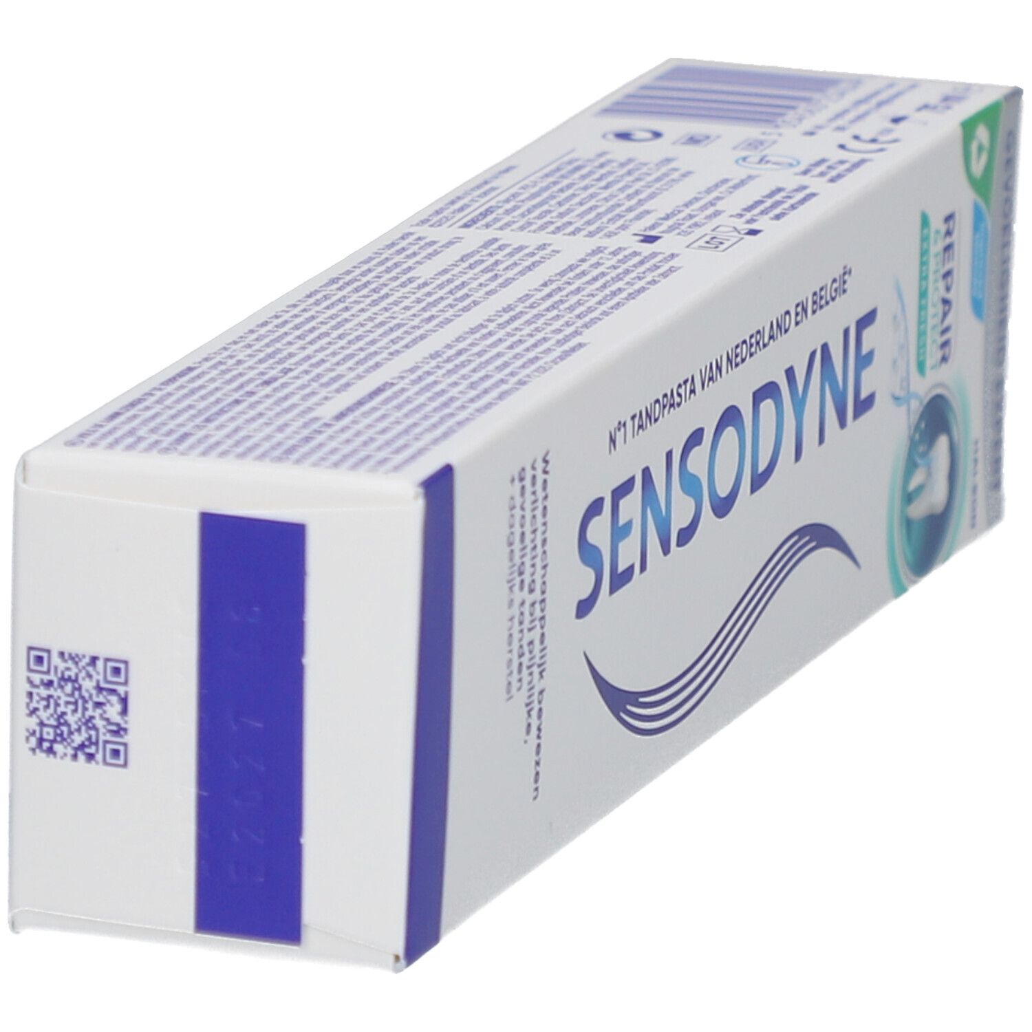 Vue latérale de l'emballage du dentifrice. Logo Sensodyne et code QR. Marque bleue. Boîte blanche.