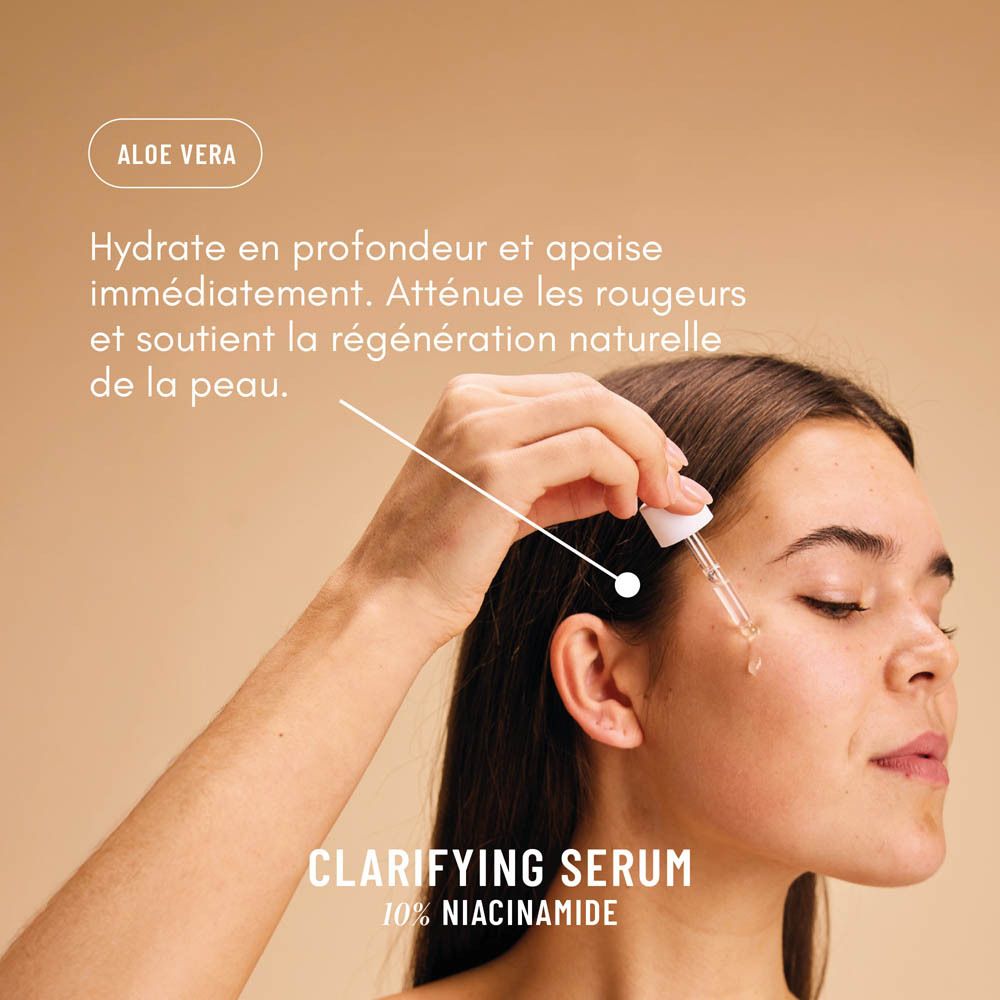 Femme appliquant du sérum. Libellé : Sérum Clarifiant, 10% Niacinamide. Texte : Hydrate, apaise, réduit les rougeurs.