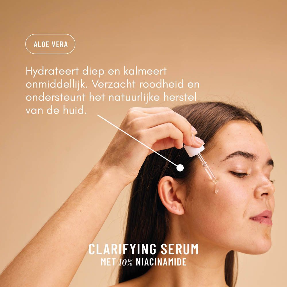 Vrouw brengt serum aan. Label: Clarifying Serum, 10% Niacinamide. Tekst: Hydrateert, kalmeert, vermindert roodheid.