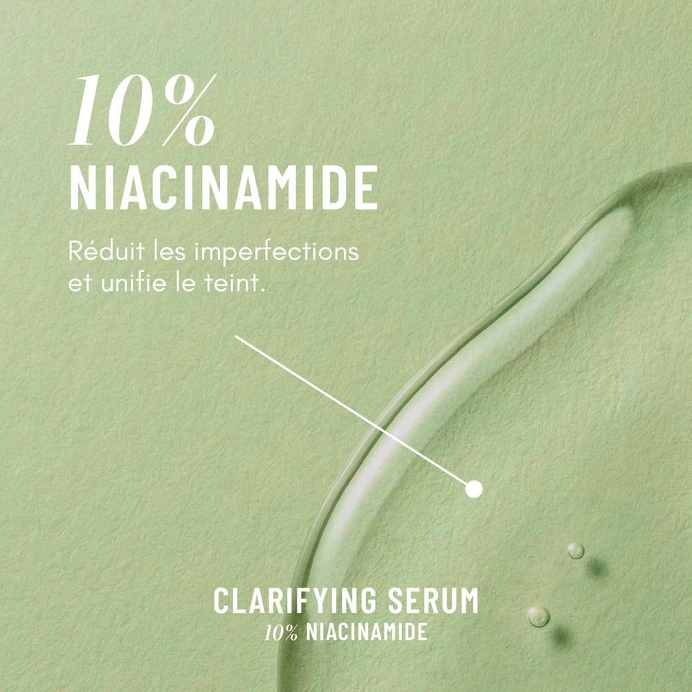 Flacon de sérum avec pipette. Libellé : Sérum Clarifiant, 10% Niacinamide. Texte : Réduit les imperfections, unifie.