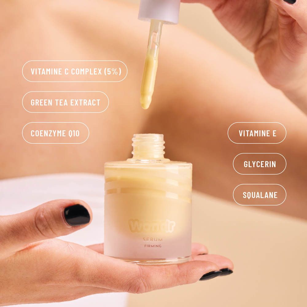 Vrouw houdt serumfles vast. Pipet met gele vloeistof. Tekst: Vitamine C, Groene thee, Q10.