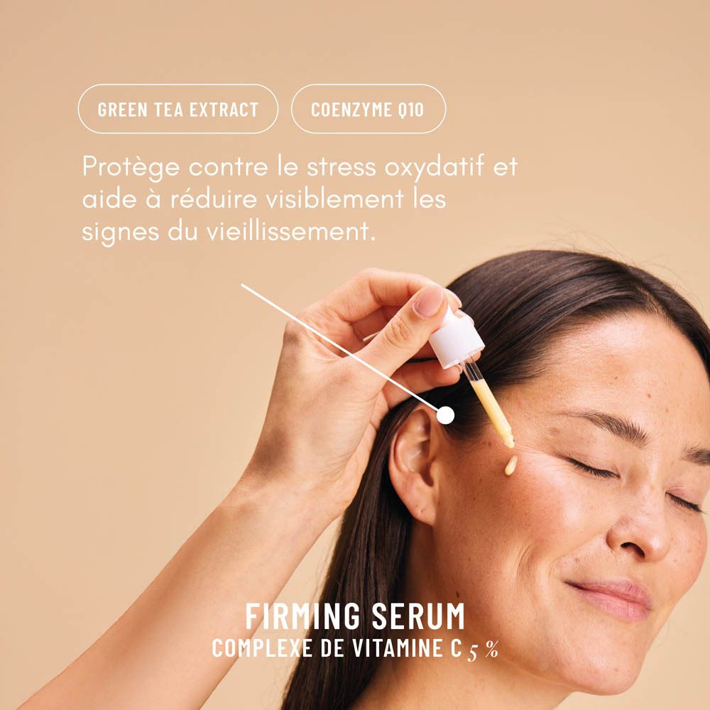 Gros plan sur flacon de sérum et texte. Texte : Vitamine C, Sérum Firming, 5%.