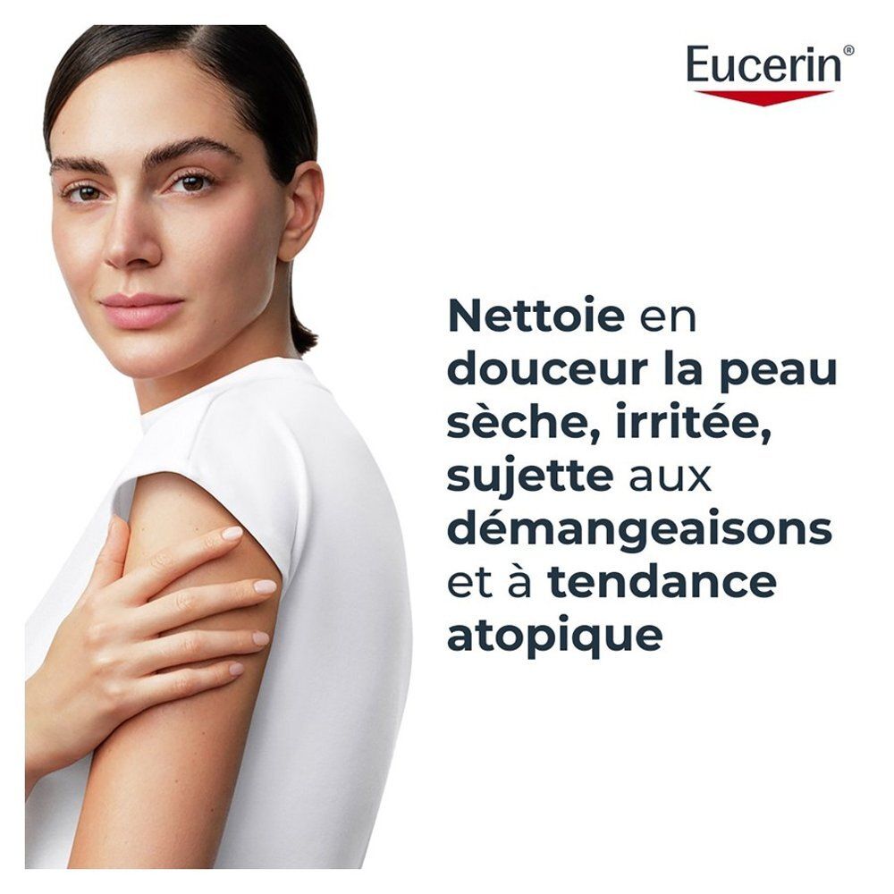 Femme avec Eucerin AtopiControl Huile de Bain, nettoie la peau atopique.