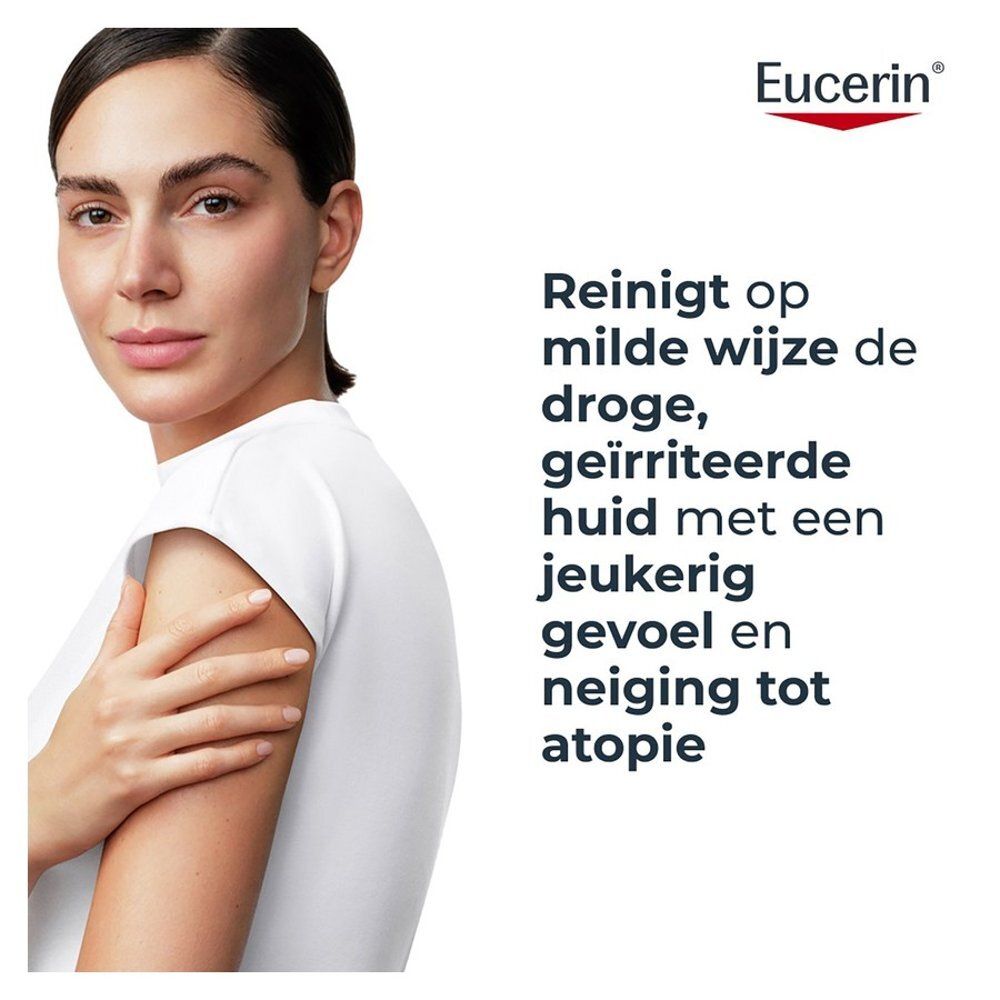 Vrouw met Eucerin AtopiControl Badolie, reinigt atopische huid.