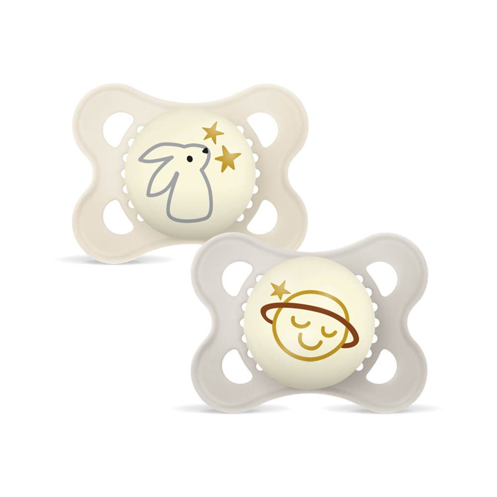 Deux sucettes MAM Original Night (0-6 mois) avec motifs lapin et lune, phosphorescentes.