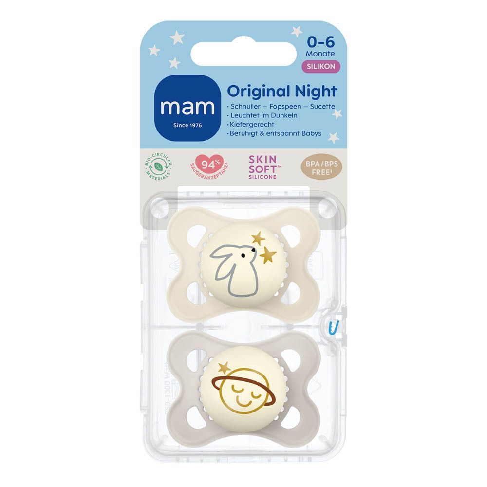 Twee MAM Original Night fopspeentjes (0-6 maanden) met konijn- en maanontwerp, lichtgevend in het donker.