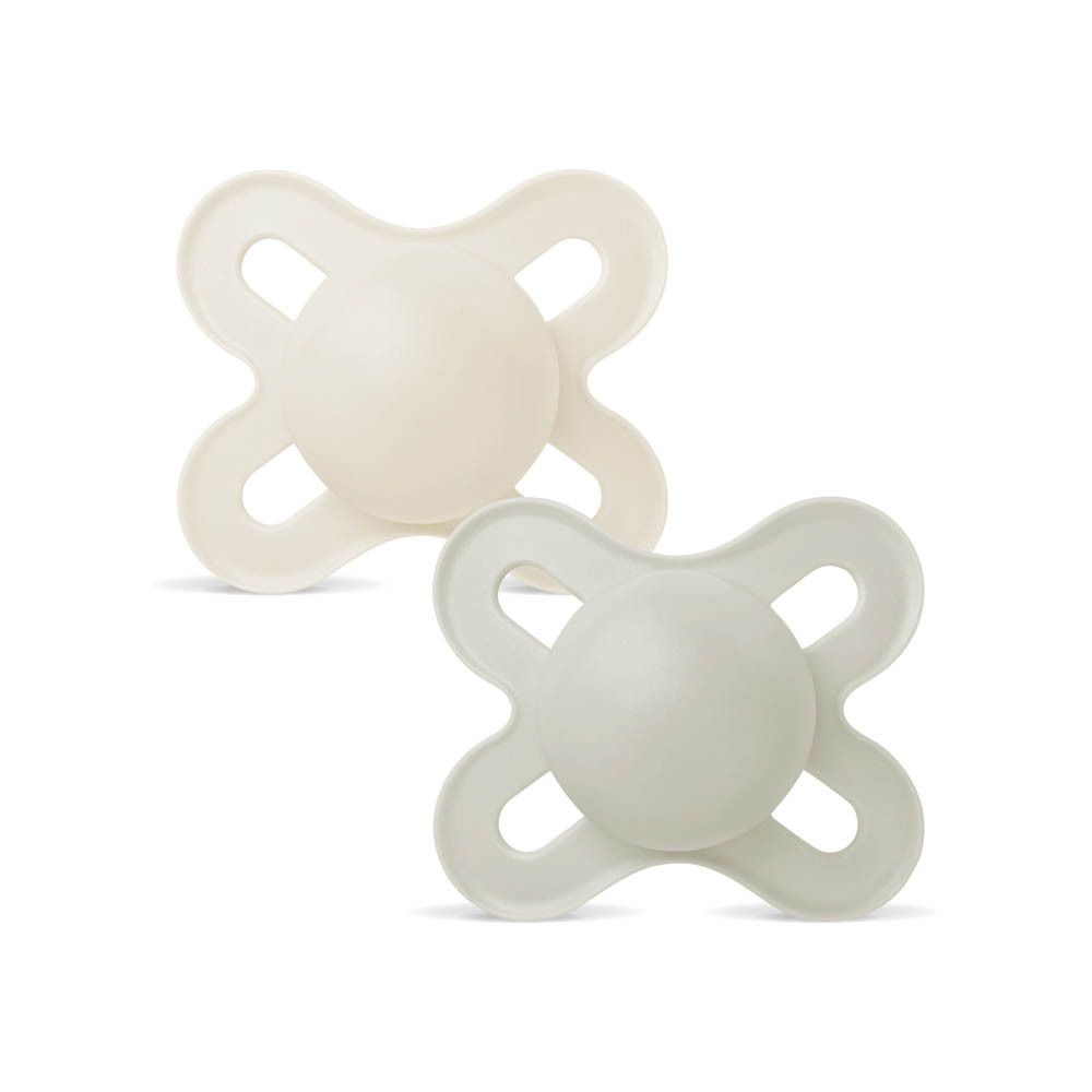 Twee MAM Original Start siliconen fopspeentjes, neutraal, 0-2 maanden. Eén lichtbeige, één grijze speen.