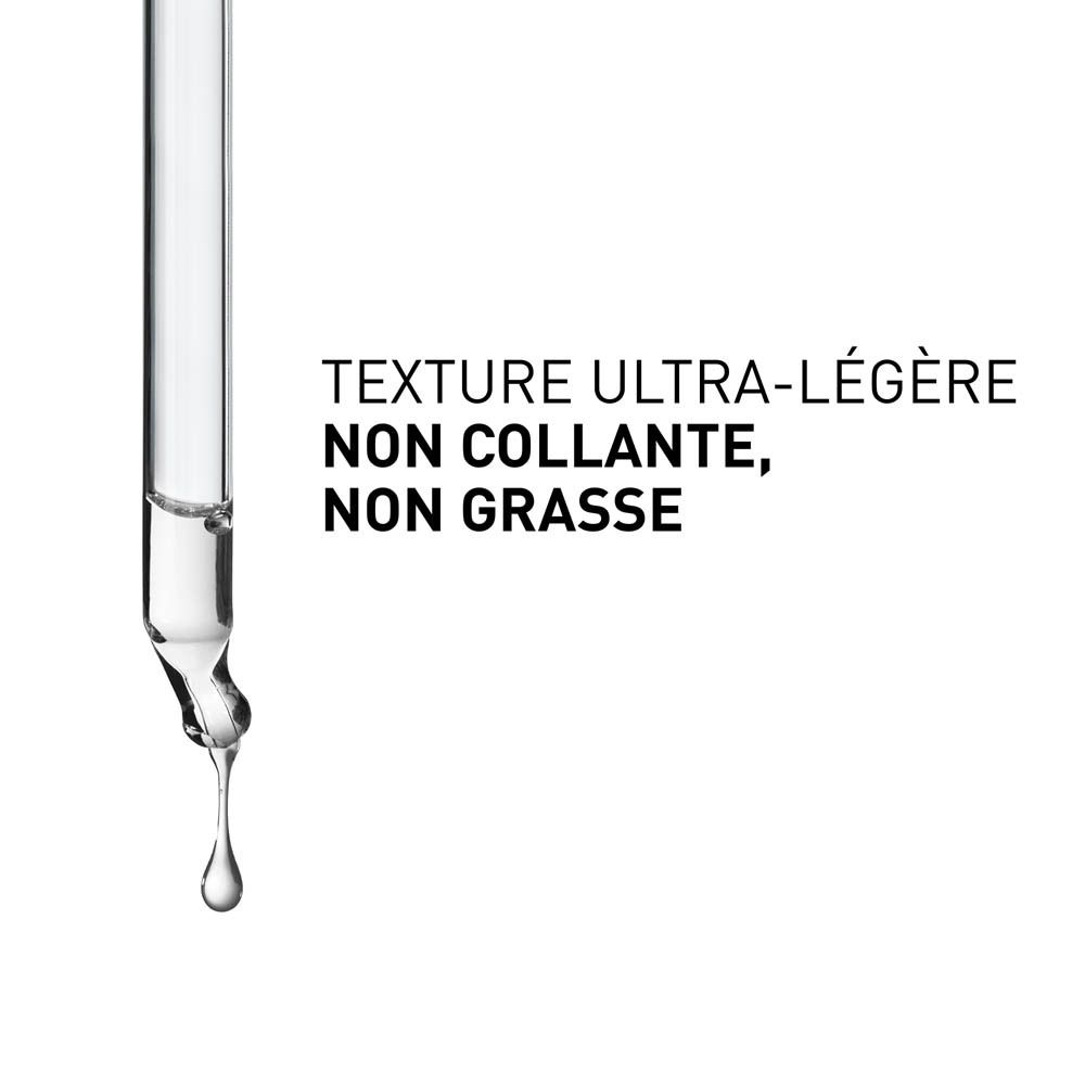 Gros plan sur la pipette. Texte : TEXTURE ULTRA-LÉGÈRE, NON COLLANTE, NON GRASSE.