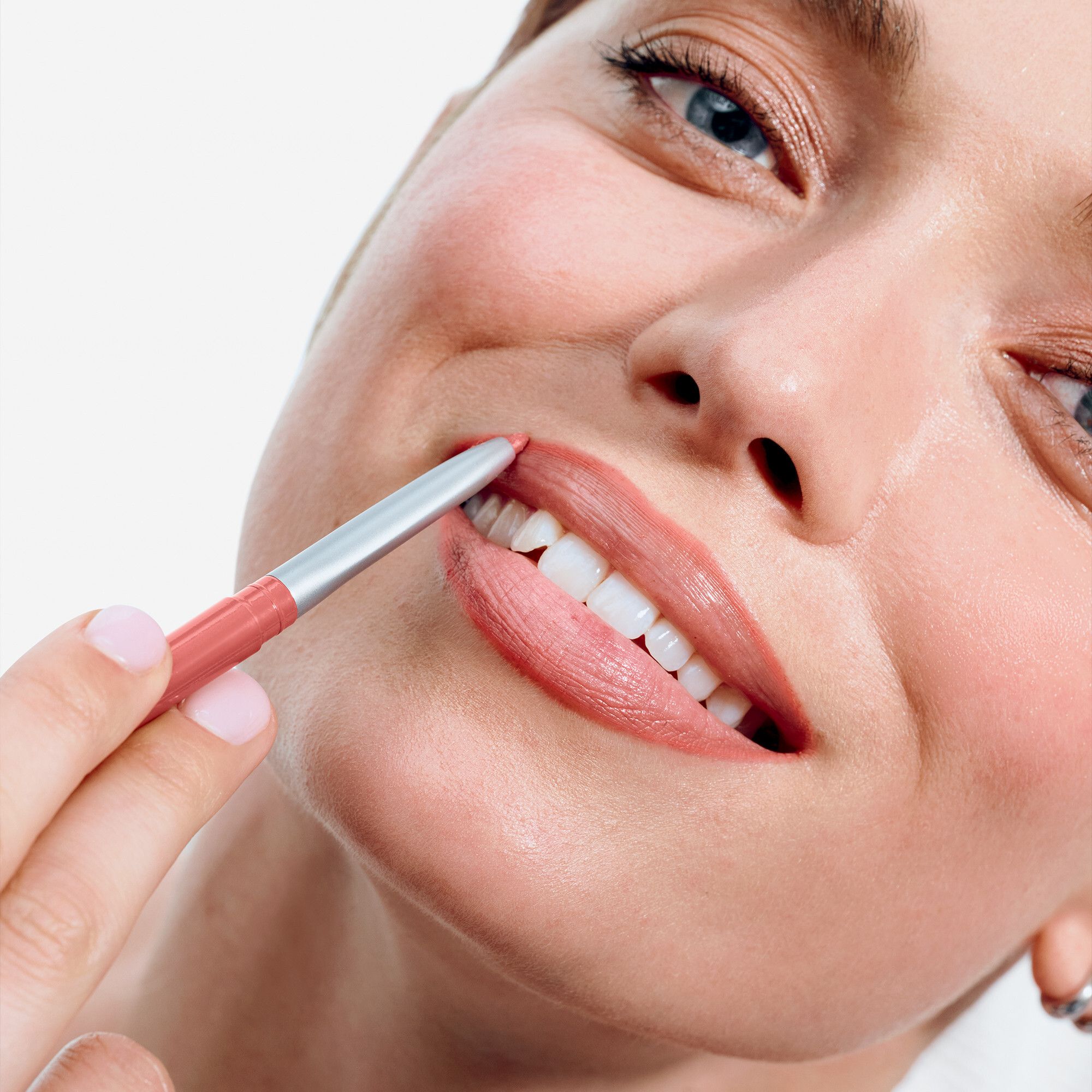 Vrouw brengt Clinique Quickliner™ For Lips aan. Close-up, product in gebruik.