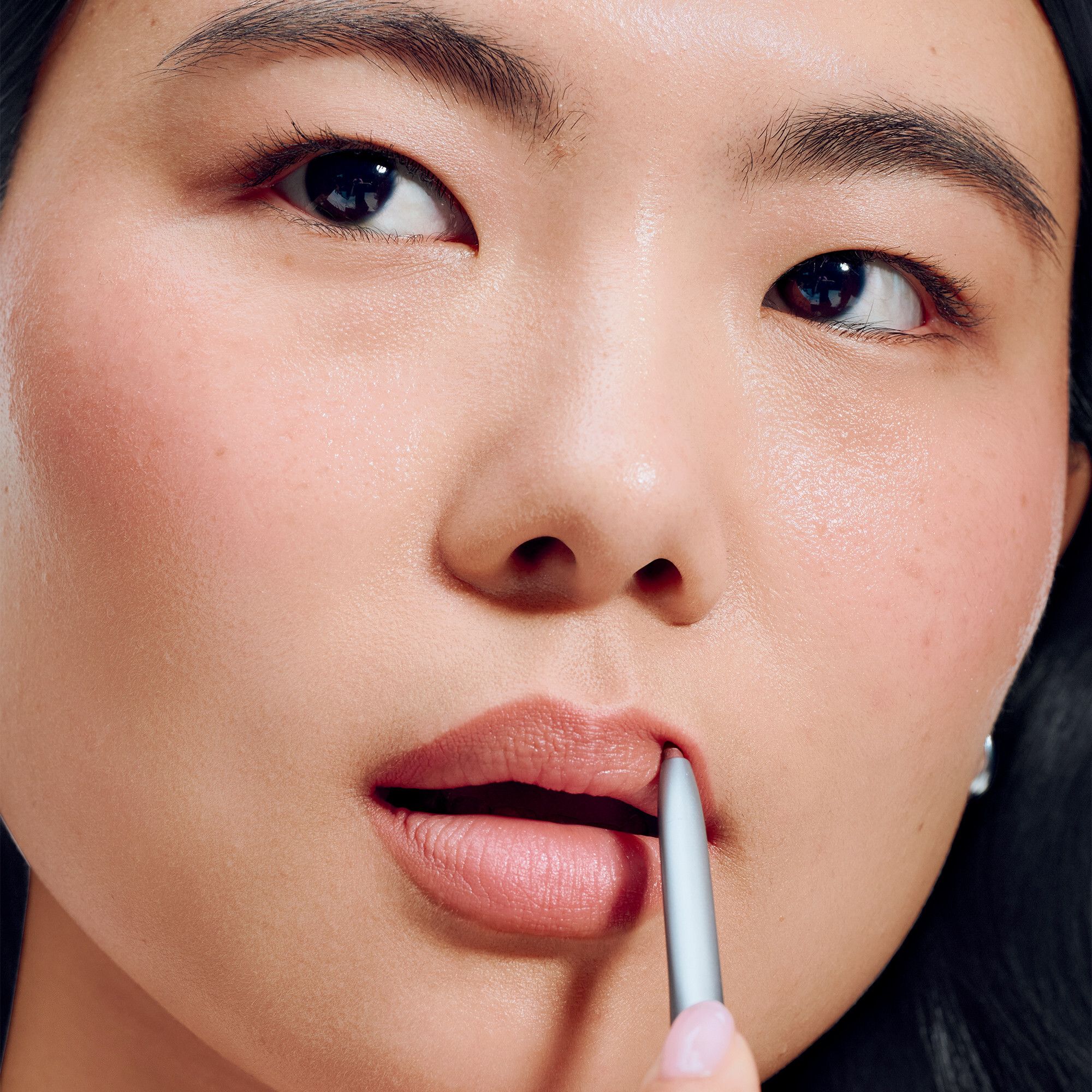 Close-up van een vrouw die Clinique Quickliner™ For Lips gebruikt. Product in gebruik.