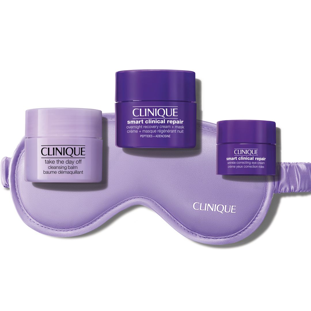 Clinique Overnight Kit 3st. Drie crèmes in paarse potjes en een slaapmasker. Productnamen zijn zichtbaar.
