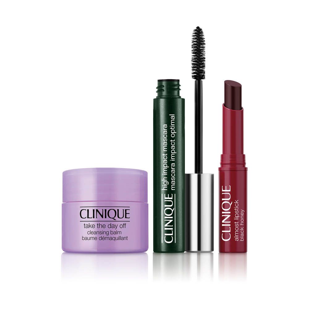 Ensemble Clinique comprenant un baume nettoyant, un mascara et un rouge à lèvres sur fond blanc.