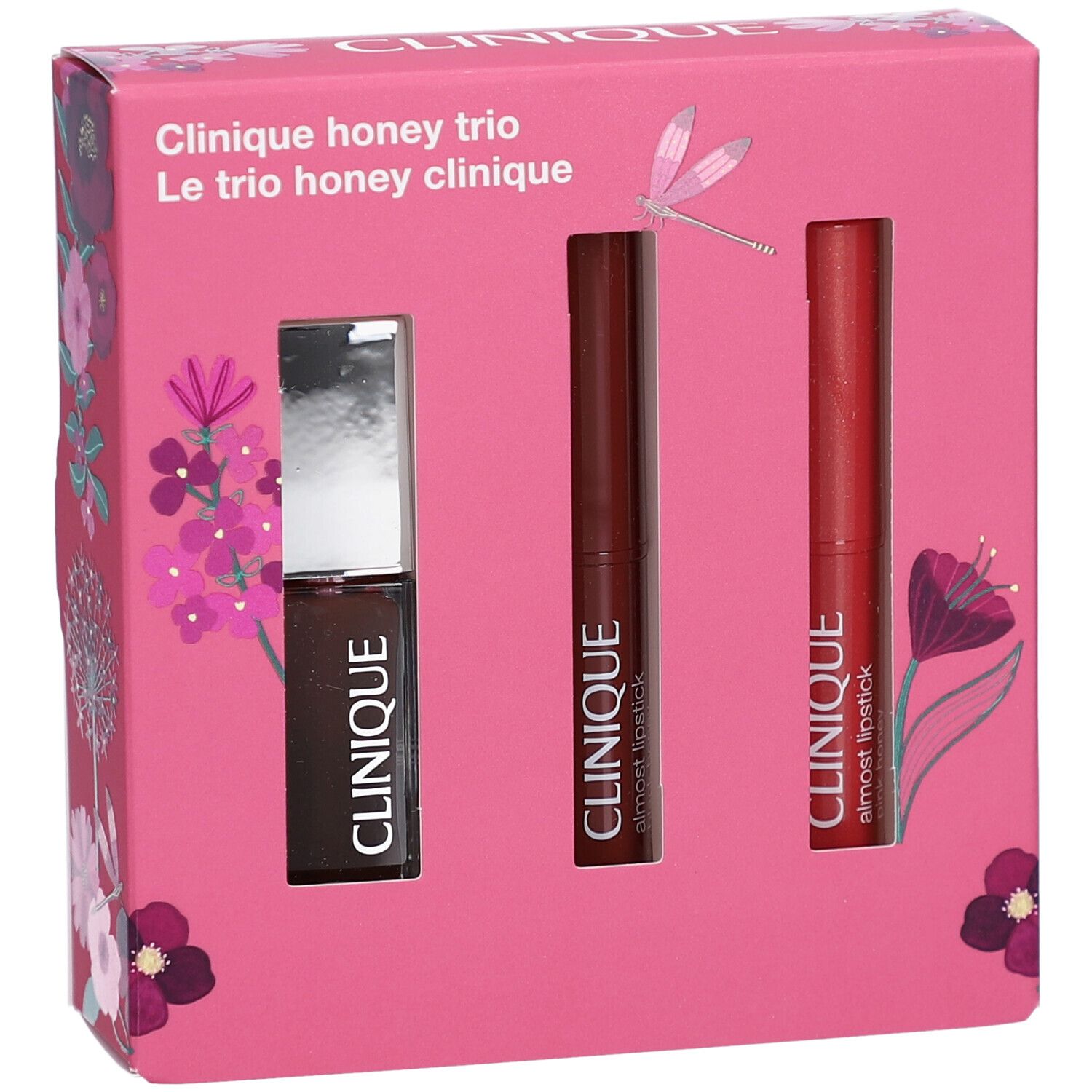 Roze geschenkverpakking met drie cosmetica producten. Producten: lipgloss en twee lippenstiften. Tekst "Clinique honey trio".