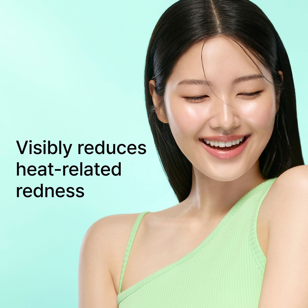 Jeune femme avec un haut vert. Texte : Réduit visiblement les rougeurs liées à la chaleur.