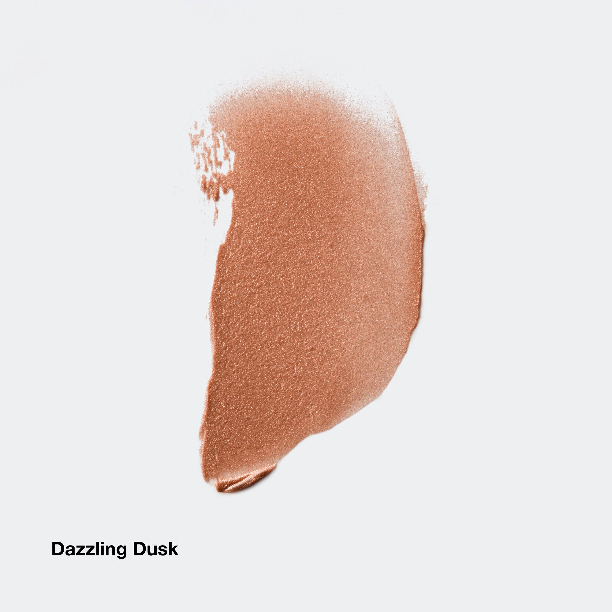 Trait d'highlighter couleur peau. Nom du produit 'Dazzling Dusk' en dessous.