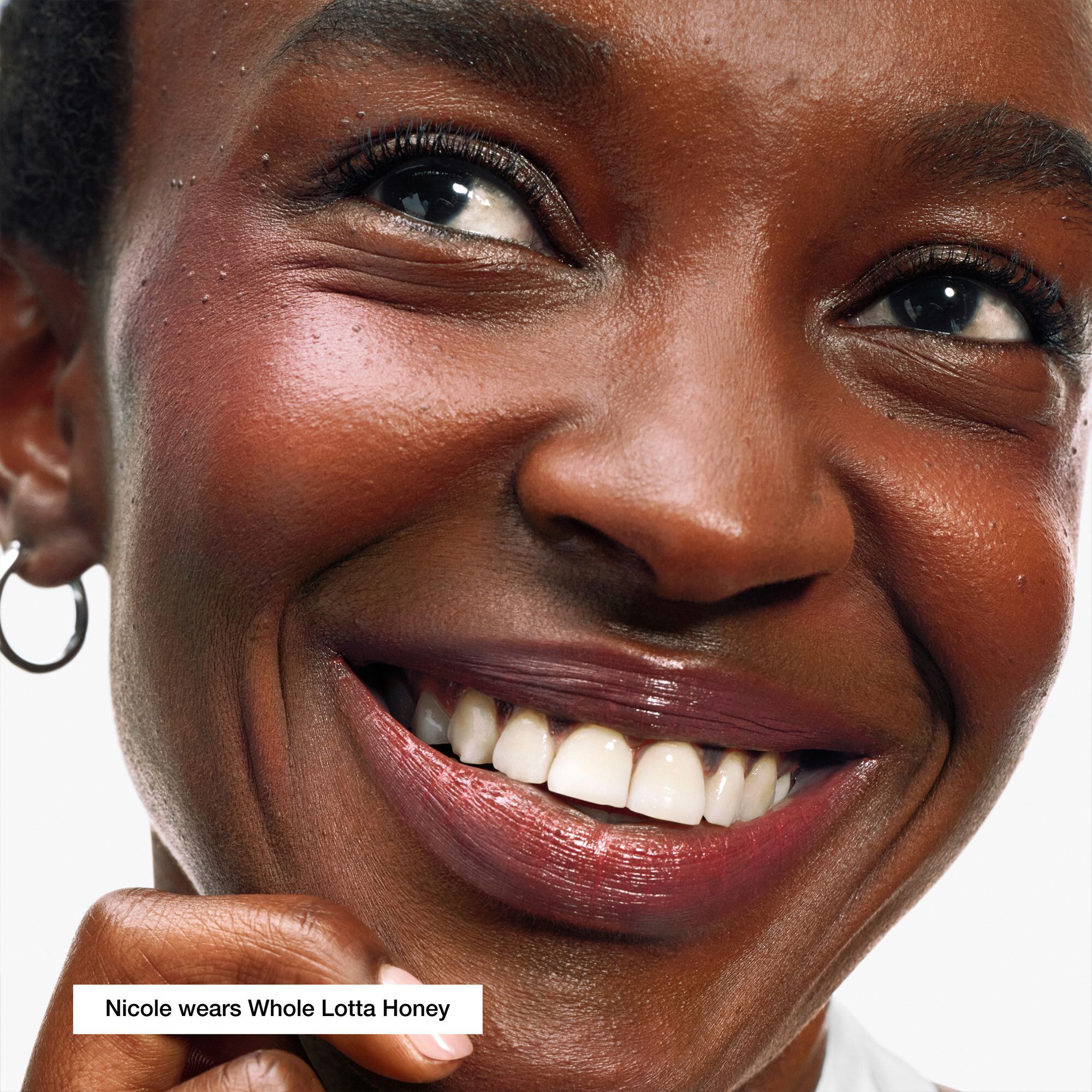 Vrouw met lippenstift Whole Lotta Honey. Tekst: Nicole wears Whole Lotta Honey.