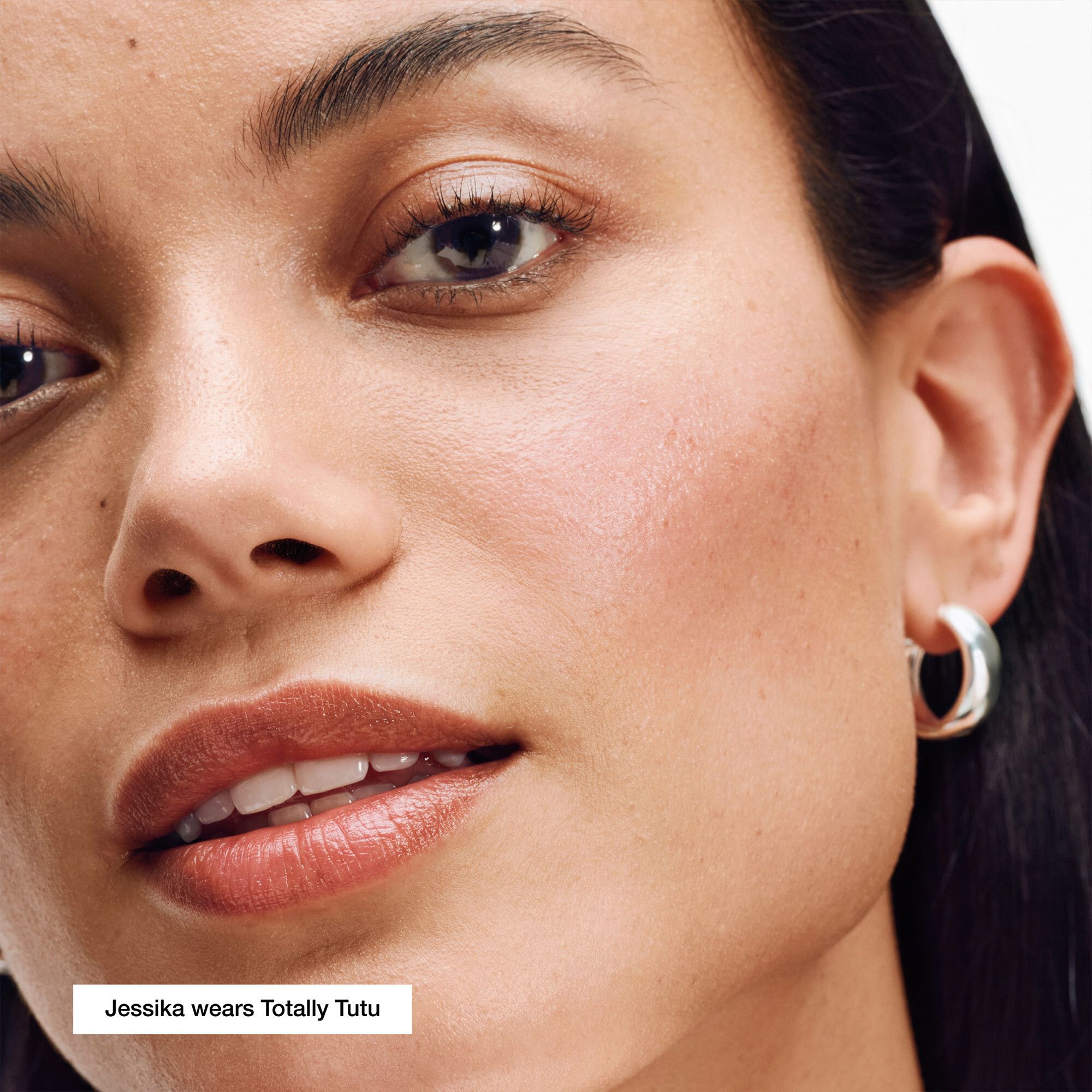 Gros plan d'une femme portant la couleur de lèvres Totally Tutu. Texte: Jessika porte Totally Tutu.