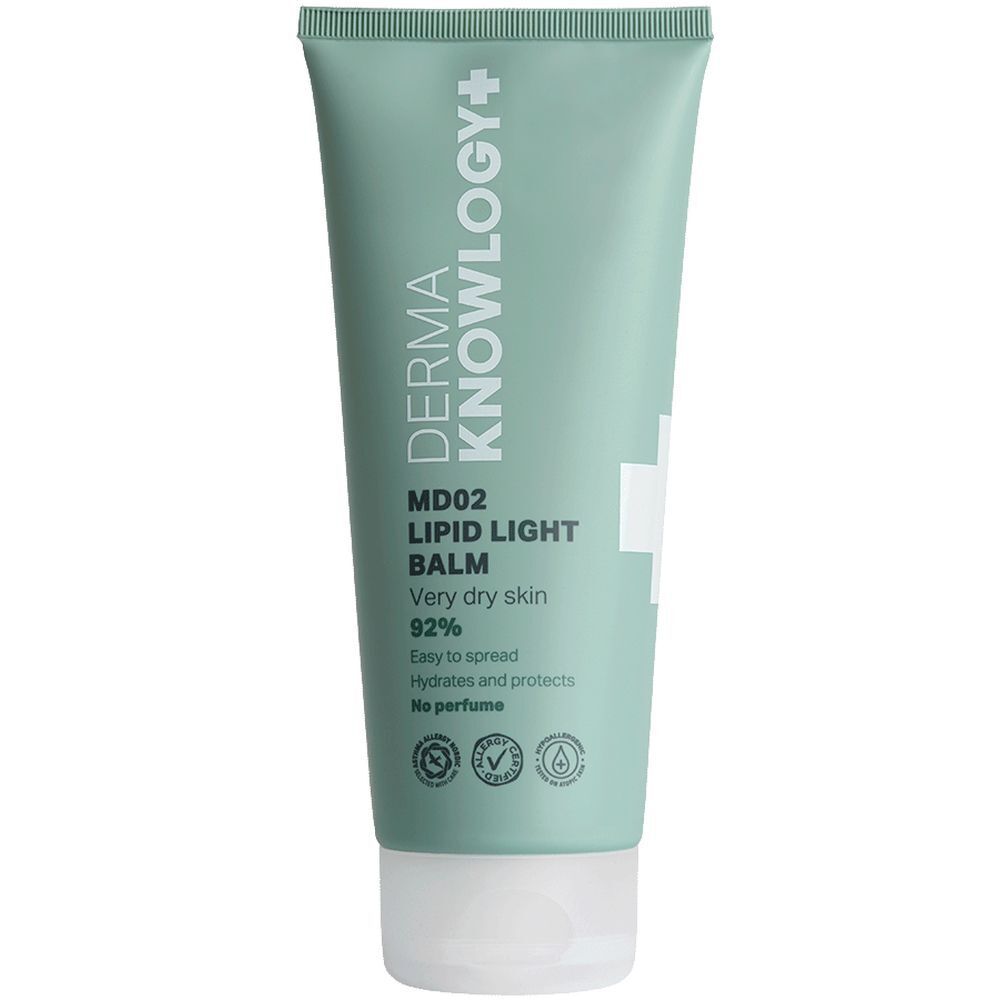 Lichtgroene tube met witte tekst. Opschrift: DERMA KNOWLOGY+, MD02 LIPID LIGHT BALM, 92%, voor zeer droge huid. Zegels.