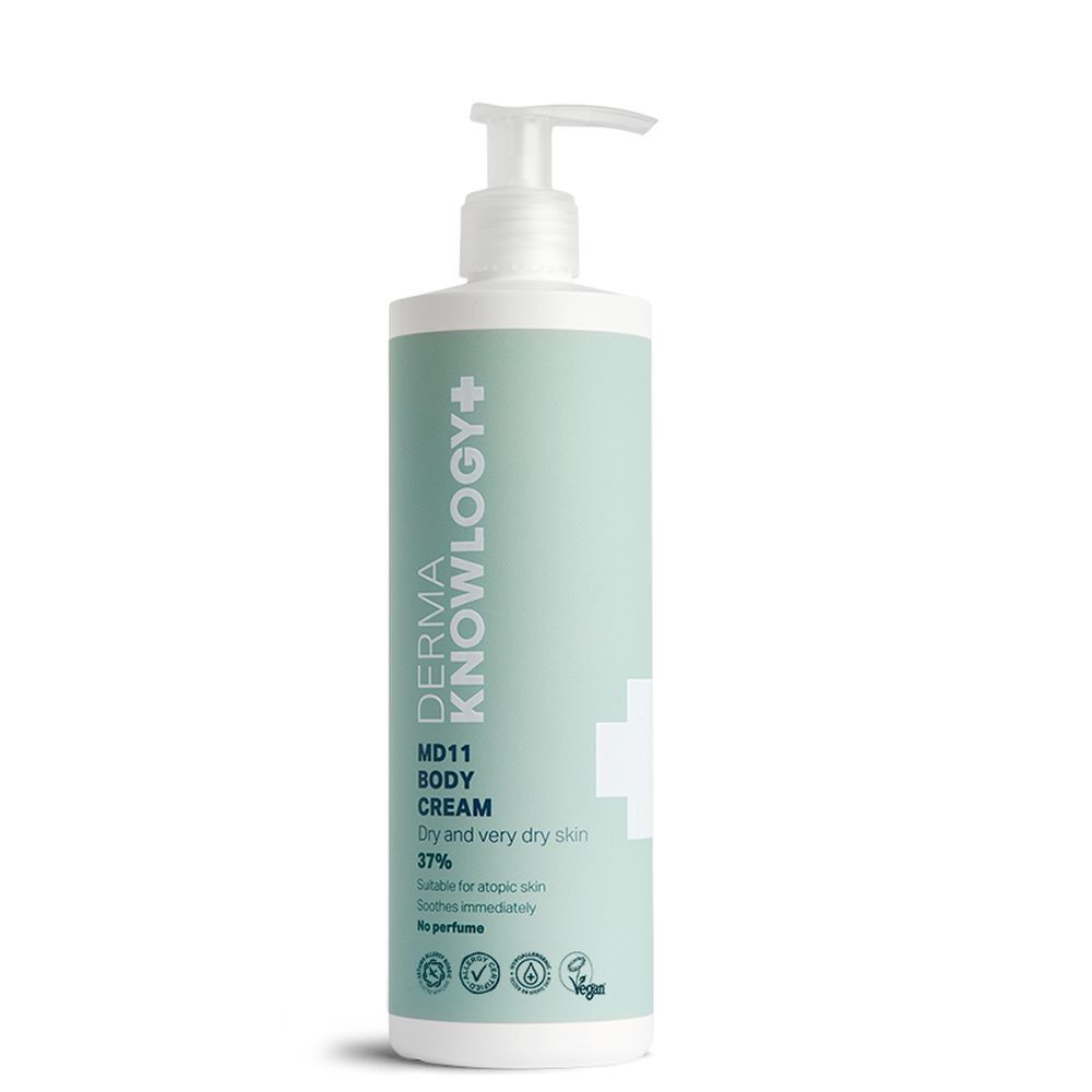 Witte dispenser met groen etiket. Opschrift: DERMA KNOWLOGY+, MD11 BODY CREAM, 37%. Voor droge huid. Zonder parfum.