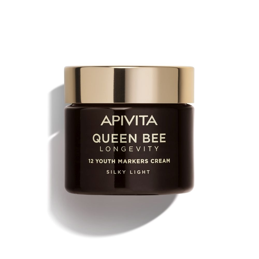 Crèmepot met gouden deksel. Opschrift: Apivita Queen Bee Longevity, 12 Youth Markers Cream. Silky Light.